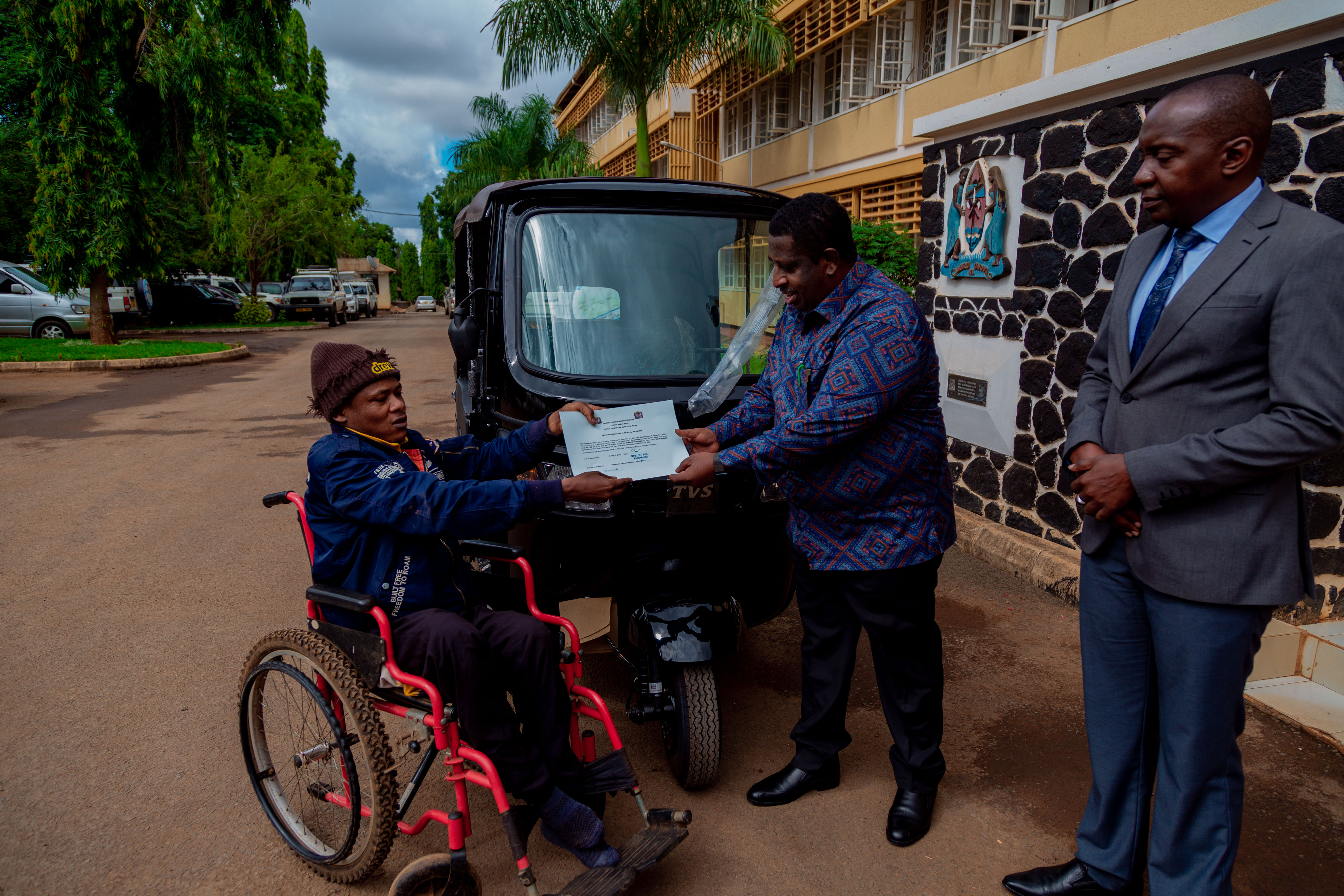 RC. BABU AMKABIDHI BAJAJI KIJANA MWENYE ULEMAVU ILIYOAHIDIWA NA WAZIRI MKUU