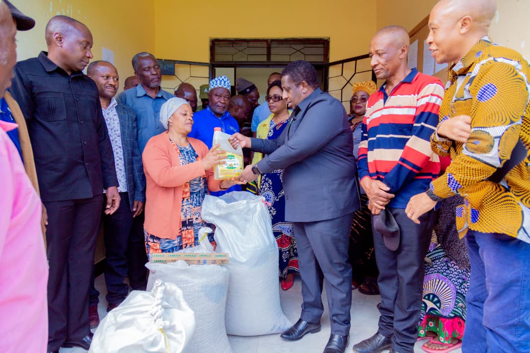 SERIKALI YAKABIDHI MSAADA KWA WAHANGA WA MAFURIKO SIHA.